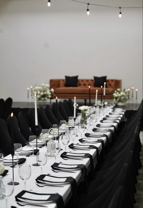 Black And White Long Table Setting, Black White Table Decorations, Minimalist Dinner Table, Man Breakfast, Black And White Event, White Table Decorations, Black And White Party Decorations, Dinner Table Set Up, Black And White Tablecloth