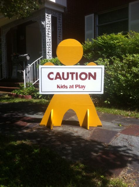 DIY Caution kids at play sign we made today to put out when the kids to play. #elliemacdesigns Space Vbs, Parent Hacks, Yard Sale Signs, Camp Decor, Mom Crafts, Sale Signs, Country Ideas, Camp Site, Moms Crafts