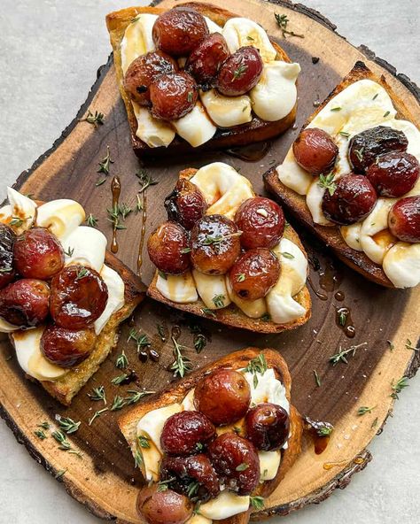 Roasted Grapes And Ricotta, Recipes Using Grapes, Whipped Ricotta Crostini, Thanksgiving Crostini, Morning Desserts, Fancy Brunch Ideas, Fancy Starters, Dinner Party Appetizer, Backyard Brunch