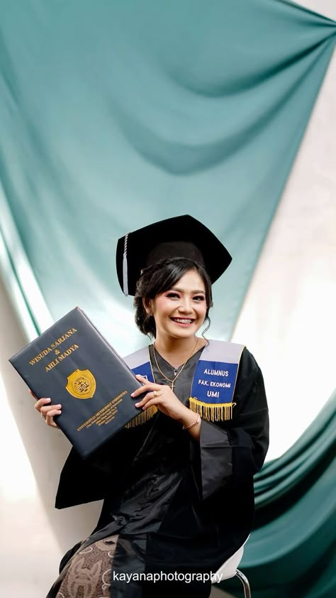 Graduation Indoor Photoshoot, Graduation Photo Studio Ideas, Konsep Foto Wisuda Studio, Graduation Photoshoot Ideas Studio, Graduation Pictorial Studio, Indoor Graduation Photoshoot Ideas, Graduation Photo Studio, Graduation Studio Photoshoot Ideas, Graduation Studio Photoshoot