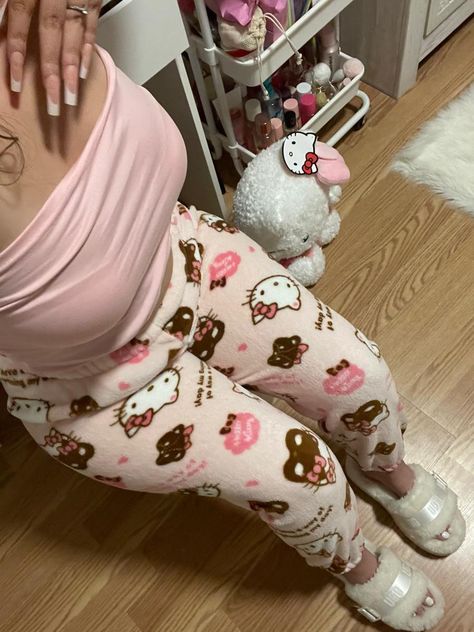 Baggy Pjs Aesthetic, Cute Pj Day Outfits For School, Pjs Hello Kitty, Cute Pj Outfits, Cute Painted Pumpkin Ideas, Cute Lounge Outfits, Fashion Gal, Future Clothes, Cozy Winter Outfits