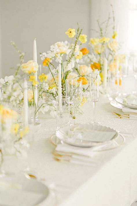 Yellow Flowers Table Decor, White And Yellow Birthday Decorations, Pastel Yellow Party Decorations, Yellow And Orange Wedding Decor, Yellow White Wedding Theme, Yellow Flowers For Weddings, Yellow And White Tablescape, White And Yellow Table Setting, Yellow And White Table Decor