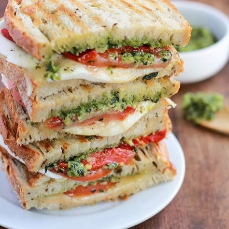 Grilled Mozzarella, Stir Fry Sauce Easy, Mozzarella Sandwich, Pesto Sandwich, Healthy Protein Shakes, Grilled Sandwiches, Walnut Pesto, Grilled Dinner, Fry Sauce