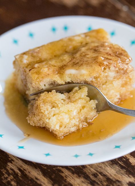 If you’re looking to spruce up your breakfast game, this Baked Cinnamon Pancake Cake is sure to do the trick! Bake it in a pan and call it breakfast! Baked Pancake Casserole, Pancake Sausage Bake, Pancake Bake Recipe, Recipes Using Pancake Batter, Oven Pancakes Easy, Overnight Pancake Casserole, Oven Baked Breakfast, Cinnamon Streusel Pancakes, Pancake Bake