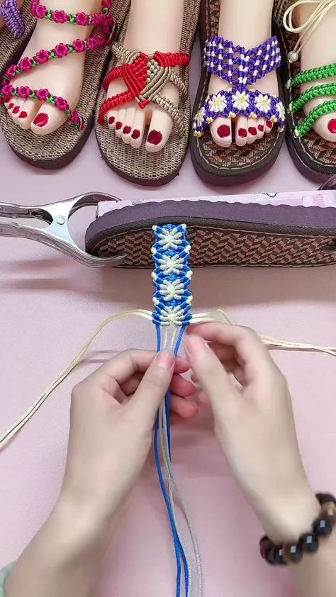 Diy Crochet Sandals, Macrame Sandals, Macrame Plant Hanger Tutorial, Diy Sandals, Diy Slippers, Crochet Shoes Pattern, Crochet Baby Sandals, Beaded Shoes, Handmade Slippers