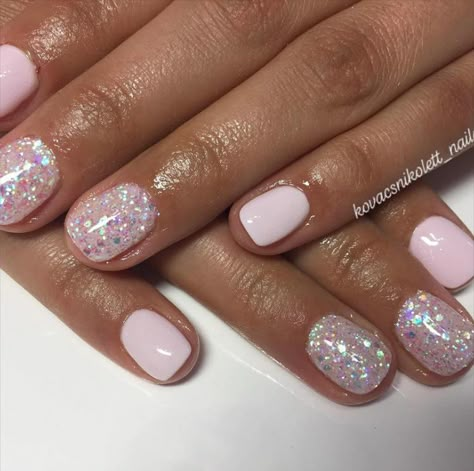 Short Nails With Gel Polish, Glitter Shellac Nails Short, Dip Nail Designs Short Nails, Summer Nails 2023 Gel Short Pink, Gel Nails Ideas Pink And White, Sparkly Gel Nails Glitter, Spring Nails With Sparkle, Holiday Nails Pink And White, Nude Sparkle Nails Short