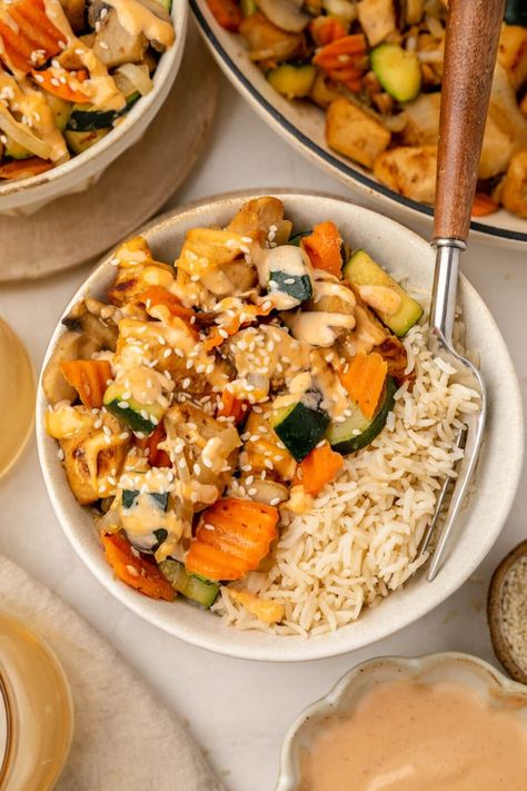 How to make Hibachi at home with this easy hibachi recipe! Turn your home kitchen into a Japanese steakhouse with delicious hibachi bowls filled with rice, chicken, veggies, and homemade yum yum sauce. An easy 30-minute weeknight meal. Hibachi Bowls, Hibachi Recipe, Easy Hibachi, Homemade Yum Yum Sauce, Hibachi At Home, Chicken Bowls Healthy, Hibachi Vegetables, Hibachi Recipes, Home Chicken