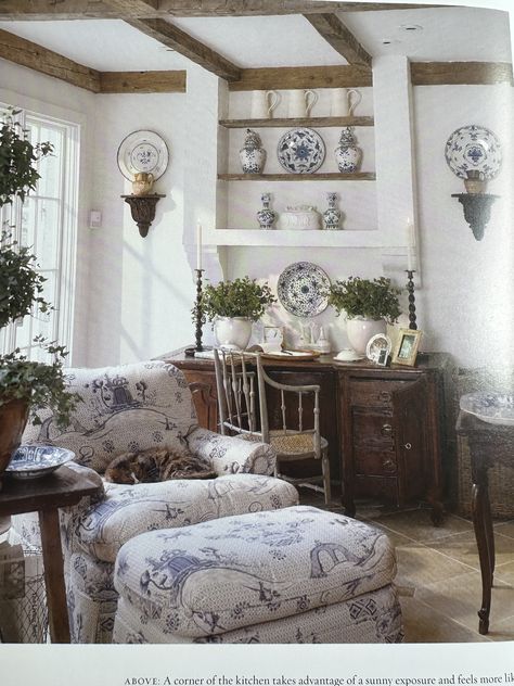 French Provence Interior, French Living Room Decor, Provence Interior, Plates On The Wall, Elizabeth Bradley, Muebles Shabby Chic, French Country Living, French Country Living Room, Blue White Decor