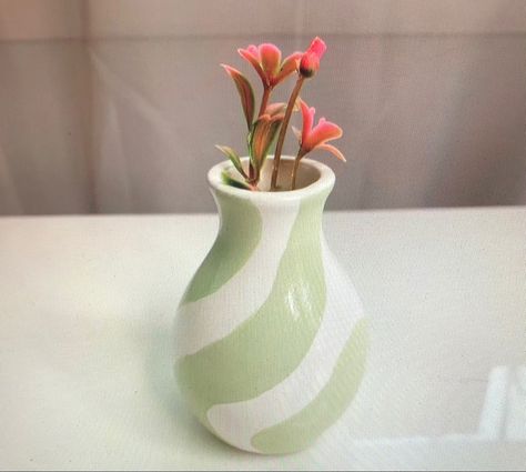 Cute Ceramics Ideas Vases, Painted Flower Vases Diy, Vase Painting Ideas Pottery Aesthetic, Ceramic Vase Aesthetic, Pottery Painting Vase Ideas Design, Cute Ceramic Pots, Pottery Painting Flower Pot, Aesthetic Vases Design, Vase Painting Ideas Easy