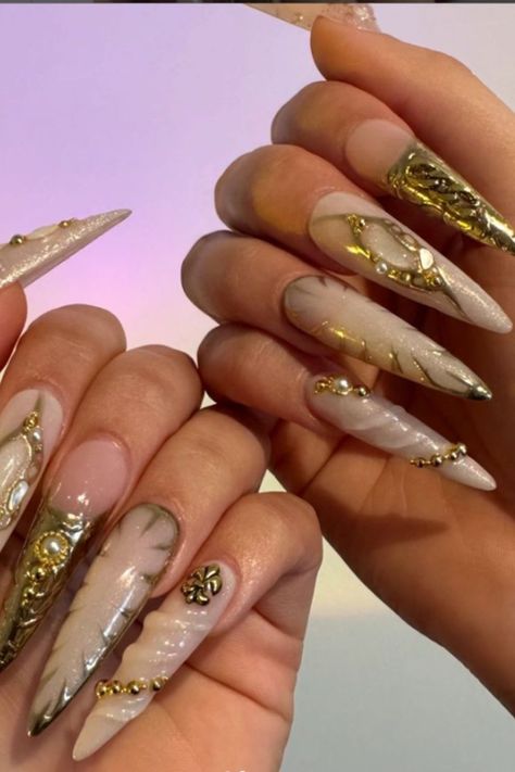 22 Halloween Gold Nail Design Ideas: Add a Golden Touch to Your Spooky Season - LUX LIVING GUIDE Nail Acrylic Almond, Metallic Gold Nail Designs, Nail Designs Gold, Nail Design Halloween, Nail Classy, Nail Design Gold, Halloween Nails Acrylic, Nail Elegant, Metallic Nail Art