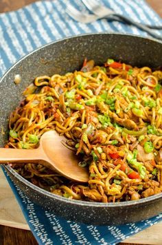 Noodle Meals, Chinese Fakeaway, Singapore Noodles, Fakeaway Recipes, Sambal Oelek, Noodle Dish, Night Food, Syn Free, Sweet Chilli