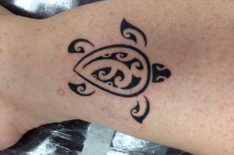 Small Turtle Tattoo, Tortoise Tattoo, Polynesian Tattoos Women, Turtle Tattoo Designs, Hawaiian Tattoo, Turtle Tattoo, Arm Tattoos, Family Tattoos, Finger Tattoos