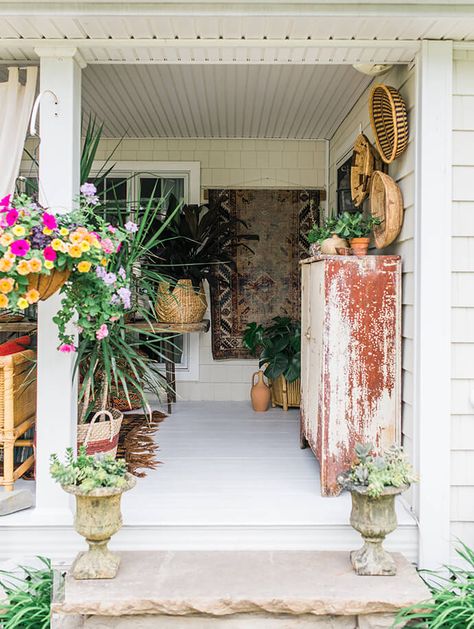 Eclectic Back Porch, Eclectic Front Porch Decor, Funky Front Porch, Boho Garage Ideas, Eclectic Porch Ideas, Eclectic Front Porch Ideas, Bohemian Front Porch Ideas, Eclectic Porch Decor, Eclectic Front Porch