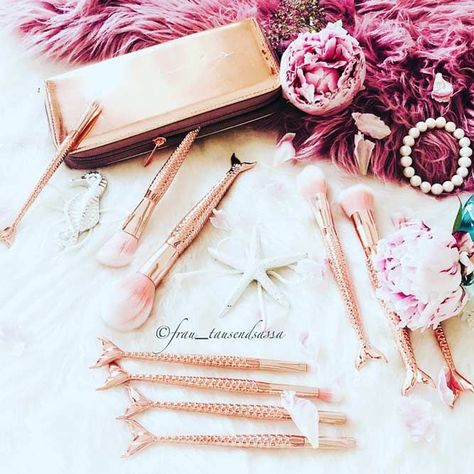 Rose gold makeup brushes. Rose gold is a must for you if you want to bring some color to your life without it becoming too much. Subtle, cute and romantic, it will bring great vibes not only for special occasions but also in your daily life. Try it in different variations and shine bright as a diamond. #rosegold #colorinspo #accessorias #makeupbrushes Gold Makeup Brushes, Rose Gold Makeup Brushes, Pink Gold Jewelry, Makeup App, Rose Gold Makeup, Pink Polish, Gold Makeup, Mac Makeup, Bridesmaid Makeup