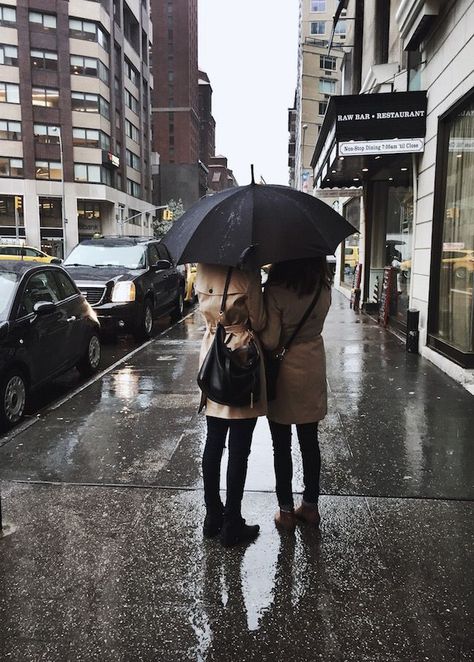 rainy days Serena And Blair, Under An Umbrella, Fotos Goals, Bff Goals, On A Rainy Day, Friend Goals, Best Friend Goals, A Rainy Day, Best Friend Pictures