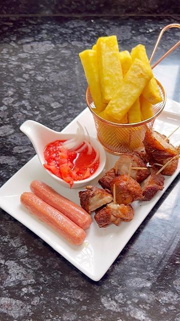 Fried Yam Ghana, Ghanaian Salad, Ghana Snacks, Ghana Food, Ghanaian Food, Fried Turkey, Food Basket, Food Content, Food Stands