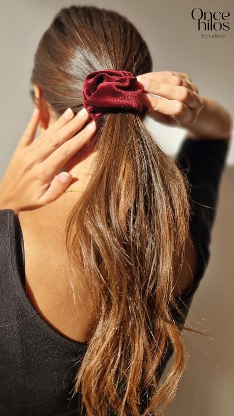 #scrunchies #velvet #red #autumn #coletero #accesorios #terciopelo #regalo #moda #barcelona #oncehilos #friends #teen #girl #gift Red Autumn, Velvet Scrunchie, Scrunchies, Red Velvet, Barcelona, Hair Cuts, Velvet, Instagram Photos, Red