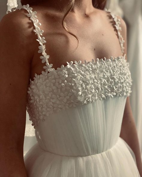 Daisy Lace Wedding Dress, Wedding Dress With Daisies, Daisy Wedding Dress, Daisy Wedding Theme, Taylor Fits, Bride Reception Dress, Mums Wedding, Daisy Party, Pleated Tulle