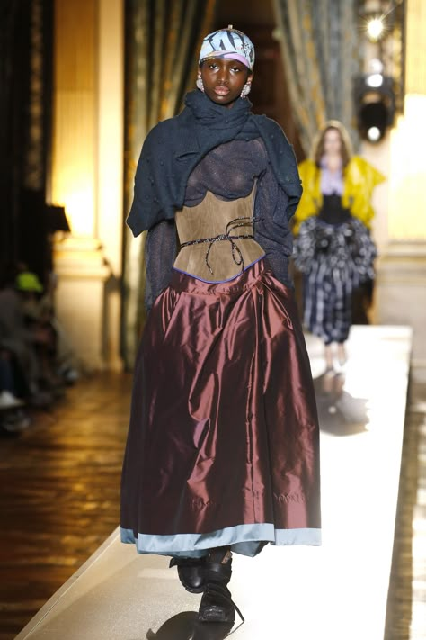 Mode Style Anglais, Vivienne Westwood Fashion, Andreas Kronthaler, English Fashion, Artsy Style, Archive Fashion, Quirky Fashion, Layered Fashion, Fashion Show Collection