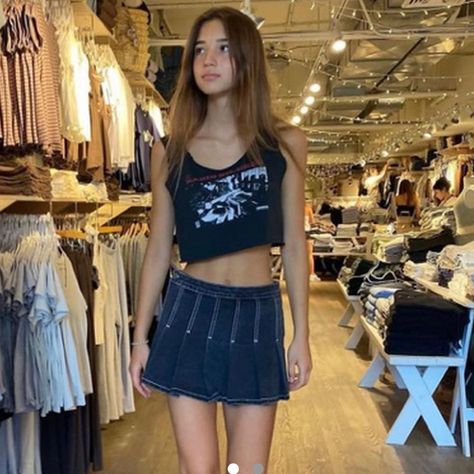 Brandy Melville Models, Brandy Fits, Denim Pleated Skirt, Brandy Melville Skirts, Business Skirt, Denim Skort, Cute Skirt Outfits, Skirt Trends, Cute Comfy Outfits