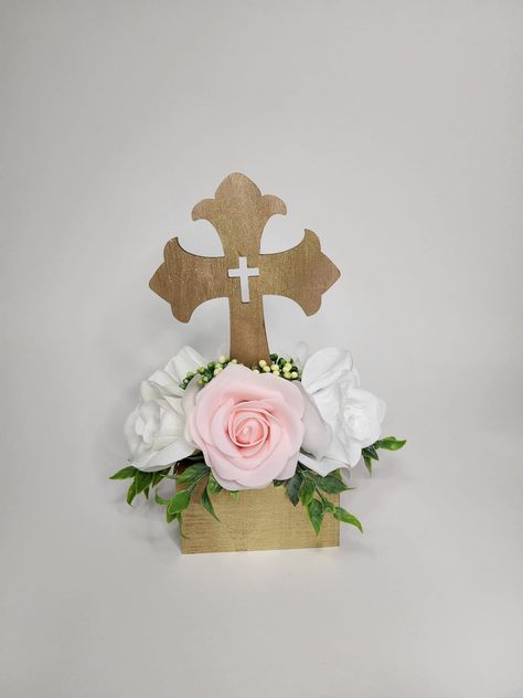 Bautizo Table Centerpieces, White And Gold Baptism Decorations, Simple Bautizo Decorations, First Communion Decorations Centerpieces, Baptism Centerpieces Girl, First Communion Table Decor, Babtizum Party Ideas, Bautizo Centerpieces, Baptism Table Centerpieces