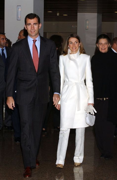 When Her Overcoat Matched Her Pants Bmw Painting, Princess Letizia, Simple Gowns, Estilo Real, Letizia Of Spain, Royal Dresses, All Black Looks, Royal Outfits, Queen Letizia