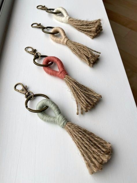 Macrame Loop, Macrame Keychain Tutorial, Diy Macrame Keychain, Tassen Hanger, Diy Macrame Tutorial, Loop Keychain, Keychain Tutorial, Macrame Heart, Heart Home Decor