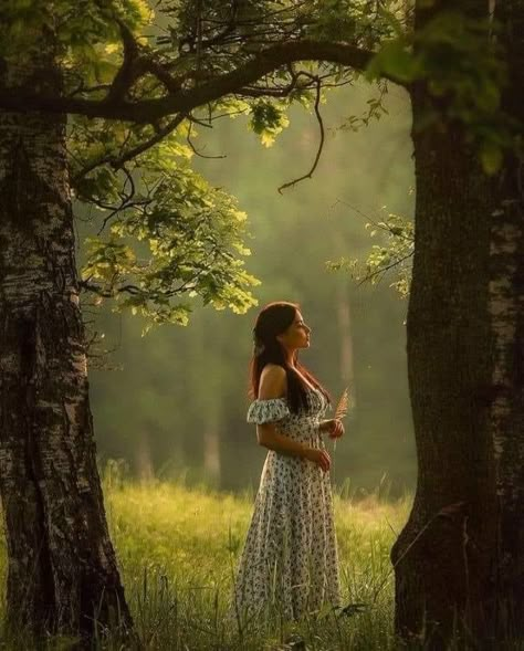 Poses In The Nature, Photo Inspo Nature, Nature Portraits Photography Forests, Forest Pictures Ideas, Pictures In Nature Photo Ideas, Forest Picture Ideas, Forest Photoshoot Woman, Nature Photography Poses Women, Outdoor Photography Poses Women