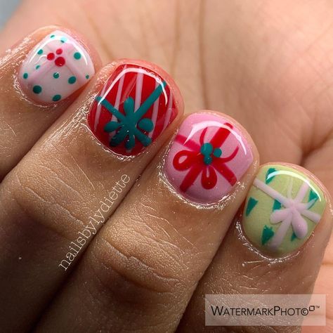 Christmas Nails Manicure, Square Christmas Nail Designs, Xmas Bow Nails, Quirky Christmas Nails, Christmas Nail Designs Kids, Dnd Christmas Nails, Cindy Lou Who Nails, Kid’s Christmas Nails, A Christmas Story Nails