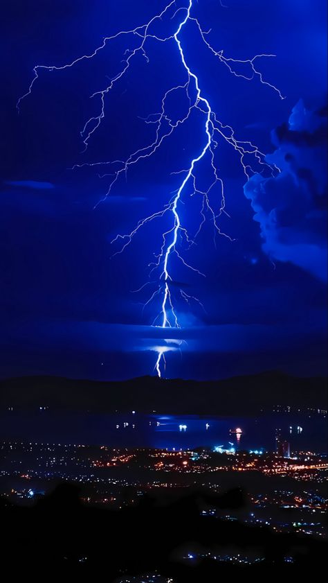 Lightning Images, Lightning Photos, Lightning Photography, Dark Blue Wallpaper, Storm Photography, Thunder And Lightning, Lightning Storm, Photography Lessons, Blue Wallpaper