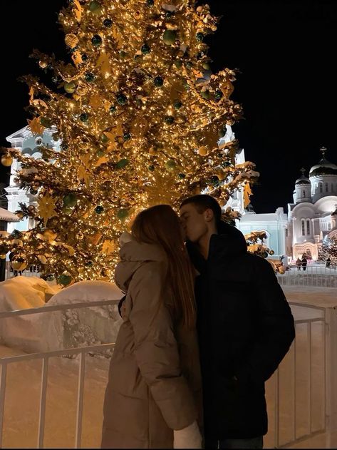 The 15 Best Honeymoon Destinations For a Romantic Getaway | Couple Aesthetic | Couples Travelling | Couple Goals Christmas Pics With Boyfriend, Christmas Photo Ideas For Couples, Honey Moon Places, Dream Honeymoon Destinations, Christmas Towns To Visit, Winter Couple Photos, Honeymoon Tropical, Places To Visit In December, Christmas Trips