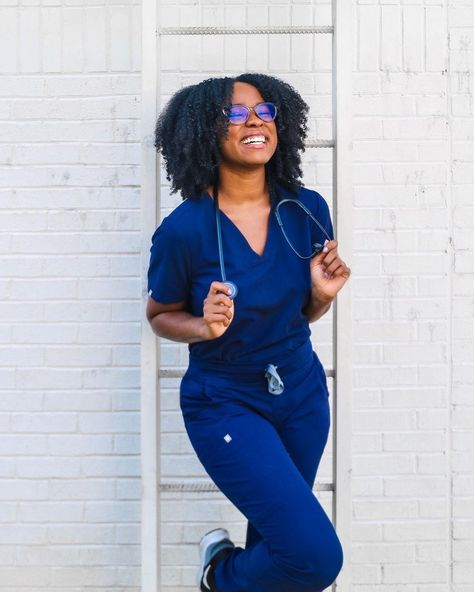 Medical Scrubs Women, Outfits For Medical Students, Nursing Scrub Photoshoot, Black Medical Students, Doctor Scrubs Aesthetic, Photoshoot In Scrubs, Scrubs Photoshoot Ideas, Doctor Photoshoot Medical, Nurse Poses