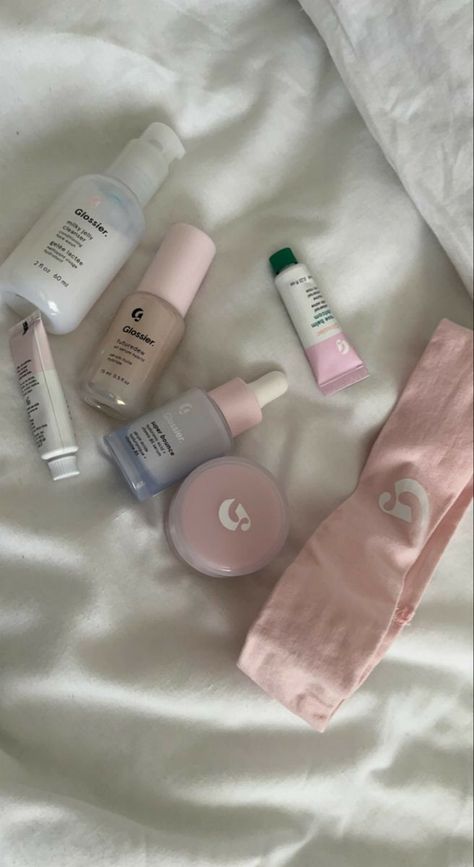 Glossier Skin Care, Wishlist Ideas Aesthetic, Clear Skin Aesthetic, Glossier Skin, Best Glossier Products, Skincare Christmas, Glossier Aesthetic, Glossier Lip, Glossier Girl