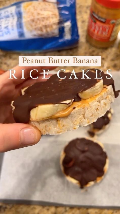 FASTer Way to Fat Loss® on Instagram: “SAVE for the perfect quick treat 😍 — Ingredients — -4 Rice Cakes (Quaker Lightly Salted Rice Cakes) -6 Tbsp Peanut Butter (Kirkland…” Rice Cakes Quaker, Rice Cakes Toppings, Protein Sweets, Chocolate Rice Cakes, Rice Cake Snacks, Banana And Rice, Summer Lunches, Faster Way To Fat Loss, Macro Recipes