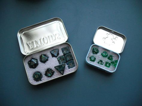 Altoid tin dice carrier case DIY Dice Box Diy, Altoid Crafts, Dungeons And Dragons Room, Dnd Diy, Hero Quest, Diy Dice, Dice Goblin, Dnd Crafts, Dice Bags