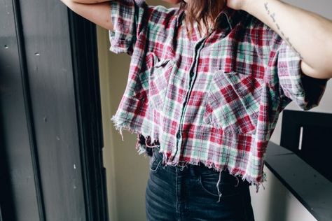 Sustainable Crafts, Flannel Shirt Refashion, Diy Infinity Scarf, Customised Clothes, Bleach Shirt Diy, Plaid Diy, Lay It Down, Bleached Flannel Shirt, T Shirt Hacks