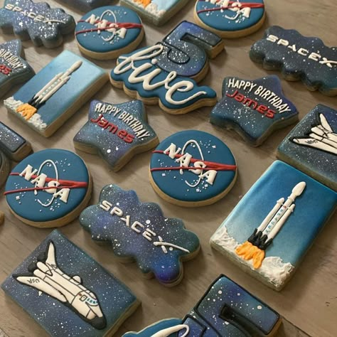 Cookies that inspire on Instagram: “Ooooo I love these! Especially the blue fade behind the rocket ship!!💙💙💙⠀⠀⠀⠀⠀⠀⠀⠀⠀ .⠀⠀⠀⠀⠀⠀⠀⠀⠀ .⠀⠀⠀⠀⠀⠀⠀⠀⠀ .⠀⠀⠀⠀⠀⠀⠀⠀⠀ By…” Nasa Cookies Decorated, Rocket Ship Cookies, Rocket Cookies, Space Cookies, Galaxy Cookies, Shipping Cookies, Special Event Cakes, Wedding Cake Cookies, Space Birthday Party