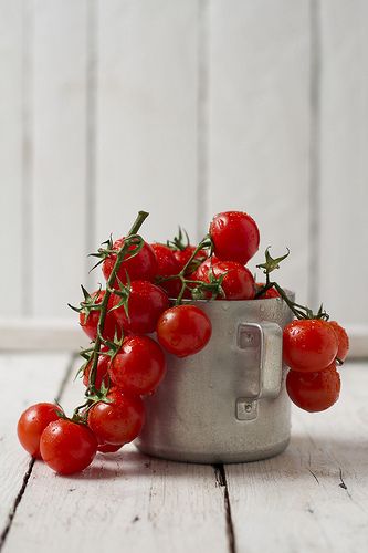 cherry tomatoes | Flickr: Intercambio de fotos Fresh Cherry, Tomato Seedlings, Beautiful Fruits, Fresh Cherries, Cherry Tomato, Food Photography Styling, Fresh Fruits And Vegetables, Fruit And Veg, A Metal