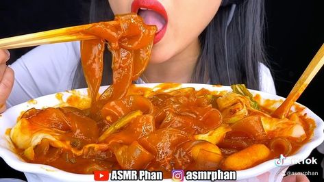 ASMR Phan on Instagram: “ASMR EATING SOUNDS. Yupdduk Tteokbokki! Spicy and Cheesy Wide Glass Noodles with Cheese filled Rice Cakes, Fried Seaweed Rolls “Gimmari”.…” Cheesy Tteokbokki, Fried Seaweed, Spicy Tteokbokki, Seaweed Rolls, Tiny Cooking, Satisfying Eats, Asmr Eating, Glass Noodles, Korean Street Food