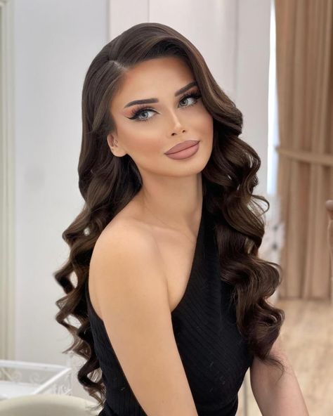 Hairstyle For Long Dresses, All Hair Down Hairstyles, Long Side Hairstyles Wedding, Hair Styling Long Hair, Hollywood Curls Hairstyle, Side Part Hair Curled, Long Hairstyles Dark Hair, Black Long Hair Hairstyles, Haïr Style Wavy Hair