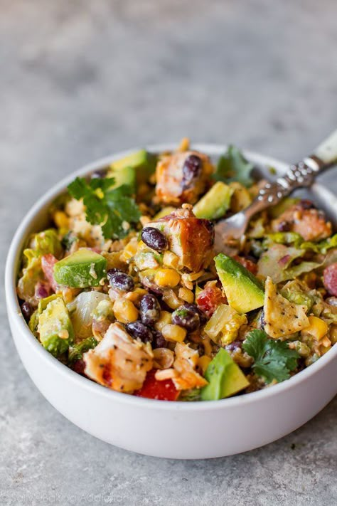 Fiesta in a bowl! This easy, make ahead chopped chicken salad is full of southwestern flavor and is on the table in minutes! Recipe on sallysbakingaddiction.com Southwest Chicken Salad Recipe, Salad Calories, Chopped Chicken Salad, Southwest Chicken Salad, Summer Eats, Chicken Chopped Salad, Southwest Chicken, Chicken Salad Recipe, Idee Pasto Sano