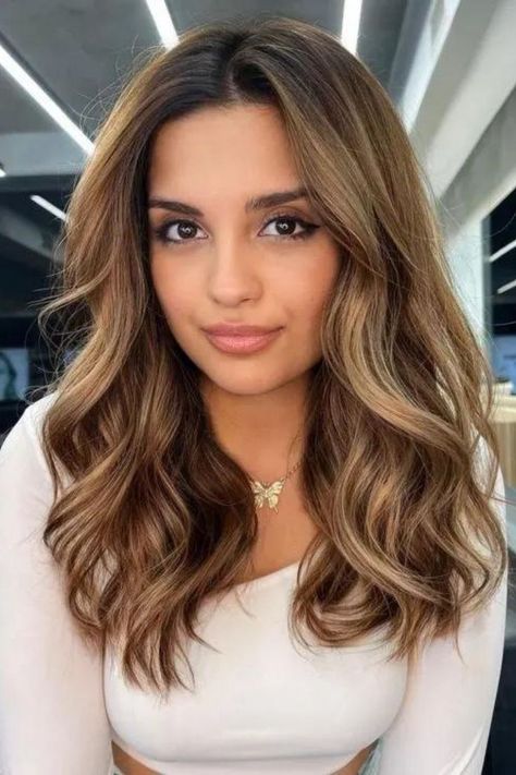 Loose Curled Hairstyle For Medium Hair Medium Hair Prom Styles, Prom Makeup Looks Simple, Prom Makeup Silver, Curling Headband, Curled Hairstyles For Medium Hair, Grad Hair, Loose Curls Hairstyles, Hairstyle Indian Wedding, Cute Prom Hairstyles