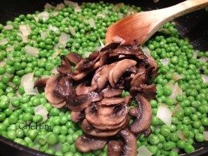 Peas And Mushrooms Italian, Peas And Mushrooms, Herb Soup, Mushroom Appetizers, Mushrooms And Onions, Pearl Onions, Vegetable Dish, One Pot Dinner, Mushroom And Onions