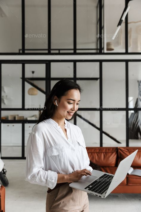 Photoshoot With Laptop, Naomi Photoshoot, Stock Photography Ideas, Business Images, Model Standing, Work Photography, Executive Woman, Woman In Suit, Corporate Women