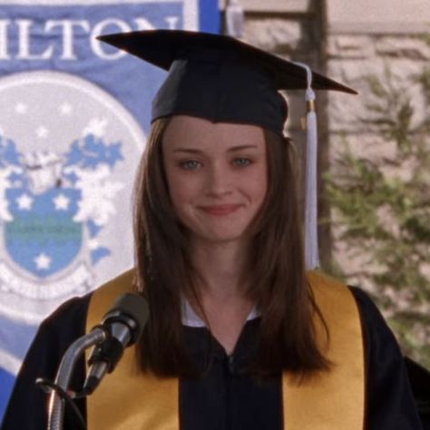 Rory Gilmore Valedictorian, Rory Gilmore Photos, Rory Gilmore Profile Pic, Rory Gilmore Aesthetic Pfp, Graduation Gilmore, Rory Gilmore Pictures, Rory Gilmore Graduation, Rory Graduation, Rory Gilmore Season 3