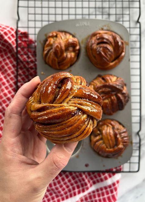 All about no knead bread + guide to all the shapes! Spiced Apple Butter, Cinnamon Bun Recipe, Butter Roll, Spiced Butter, Butter Cinnamon, Knead Bread, Caramel Bars, Butter Bread, No Knead Bread