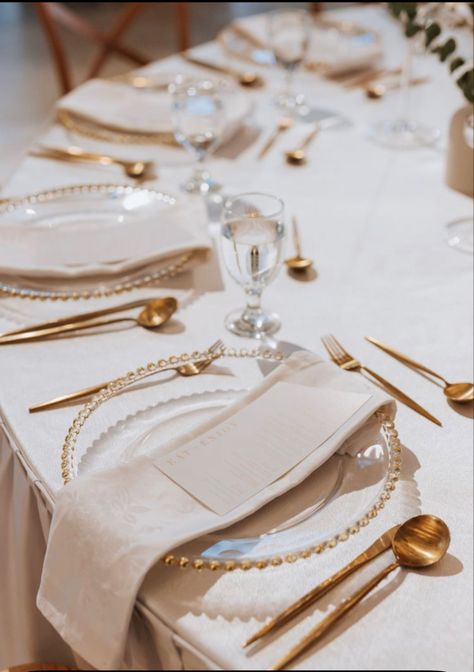 White Plate Gold Silverware Wedding, Charger Plate Setting, Clear Gold Beaded Chargers Wedding, Gold Rimmed Charger Plates Wedding, Wedding Chargers Ideas, Gold Beaded Charger Plates Wedding, Wedding Table Chargers, Clear Charger Plates Wedding, Wedding Table Plate Set Up