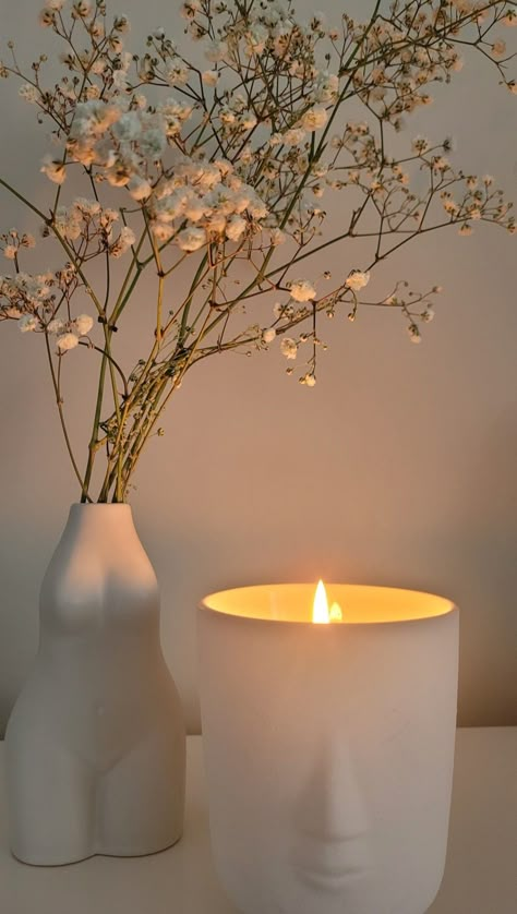 Beige aesthetic body vase filled with pretty white flowers. Gypsophila flowers next to beige vanilla scented candle. Soft Girl self care decor ideas Beige Self Care Aesthetic, Calm Candle Aesthetic, Beige Aesthetic Mindfulness, Beige Aesthetic Minimalist, Calm Aesthetic Pictures, Calm And Peaceful Aesthetic, Light Minimalist Aesthetic, Minimal Cozy Aesthetic, Minimalist Candles Aesthetic