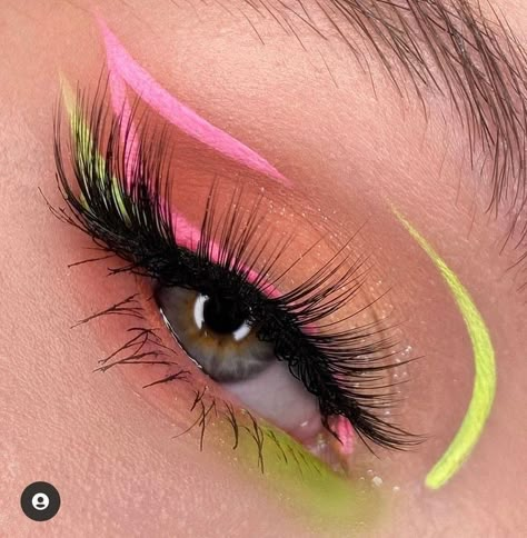 Suva Eyeliner Looks, Colorful Graphic Liner, Eyeliner Makeup Looks, Color Eyeliner Makeup, Neon Eyeliner, Make Up Color, Improve Your Appearance, Beauty And Cosmetics, Eye Makeup Images