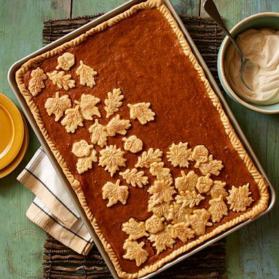 These seasonal dessert recipes feature the iconic and delicious fall flavor of pumpkin . But we’re not just talking about pumpkin pie here; we have all sorts of goodies from pumpkin fudge and cakes to pumpkin cookies and tarts. Sheet Pan Pie, Thanksgiving Desserts, Köstliche Desserts, Holiday Cooking, Fall Desserts, Holiday Baking, Pumpkin Recipes, Cobbler, Sheet Pan